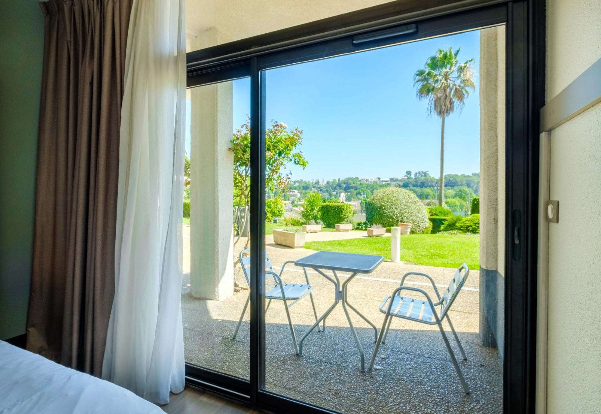 B&B Hotel Villeneuve Loubet Village Bagian luar foto