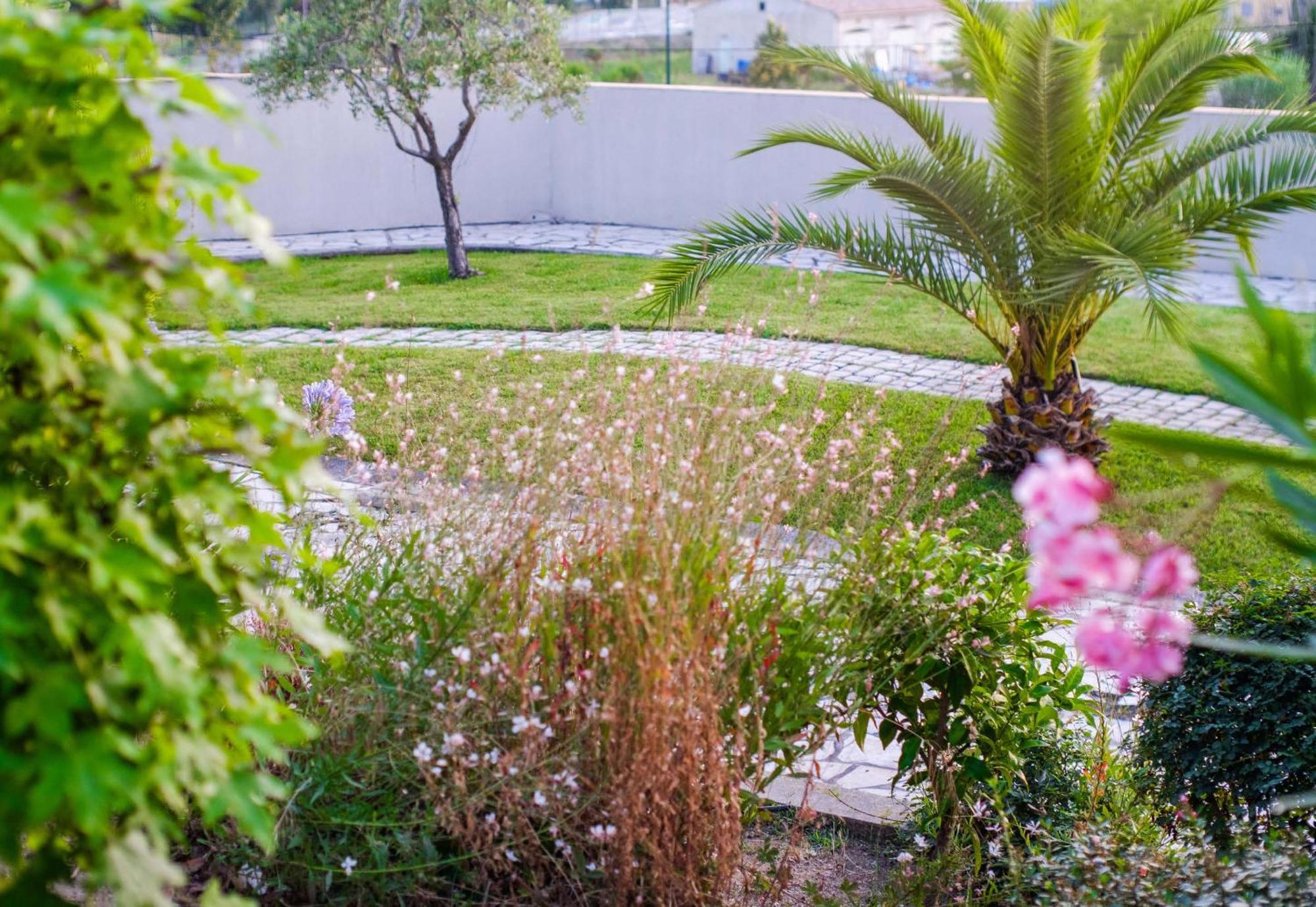 B&B Hotel Villeneuve Loubet Village Bagian luar foto