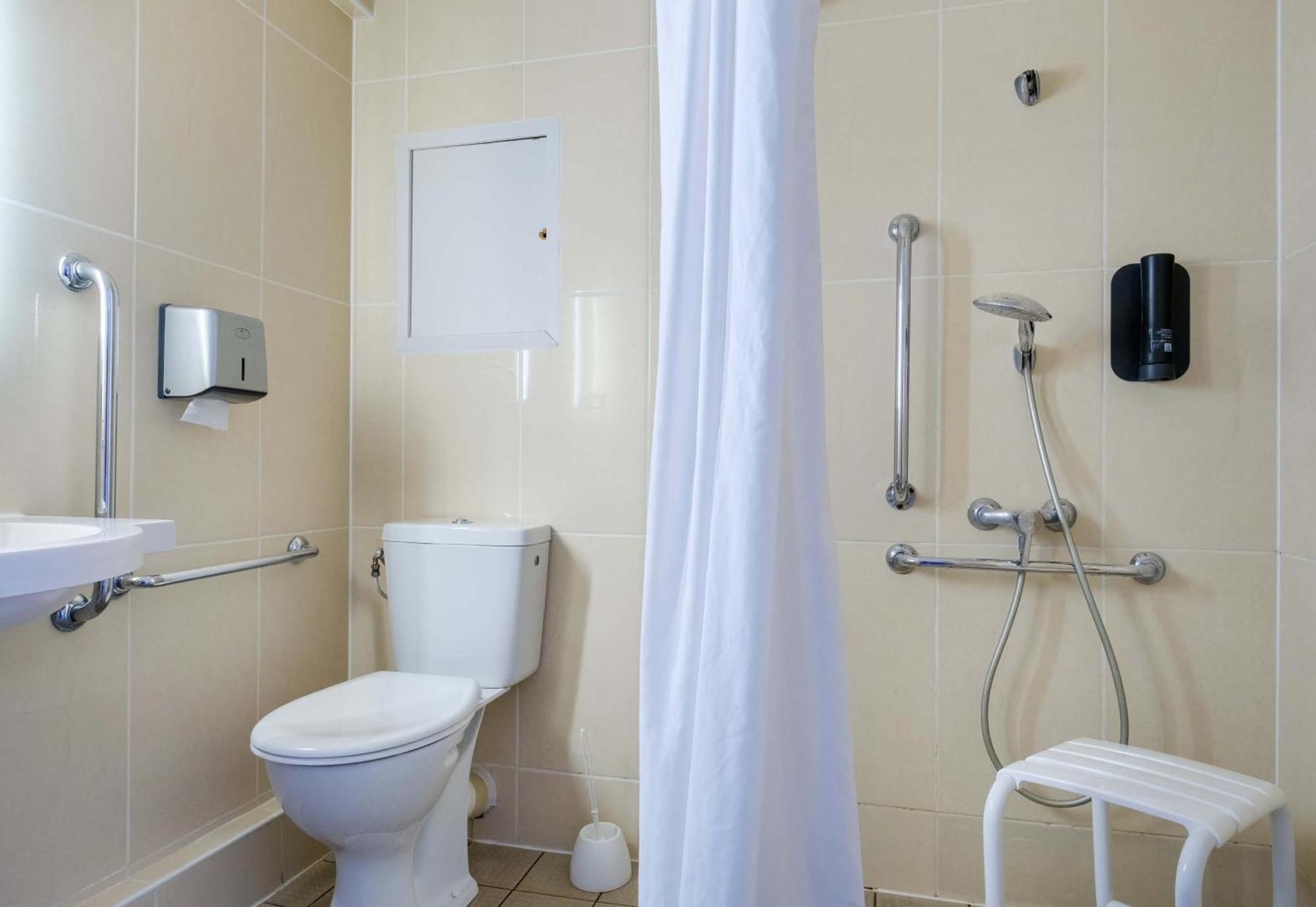 B&B Hotel Villeneuve Loubet Village Bagian luar foto