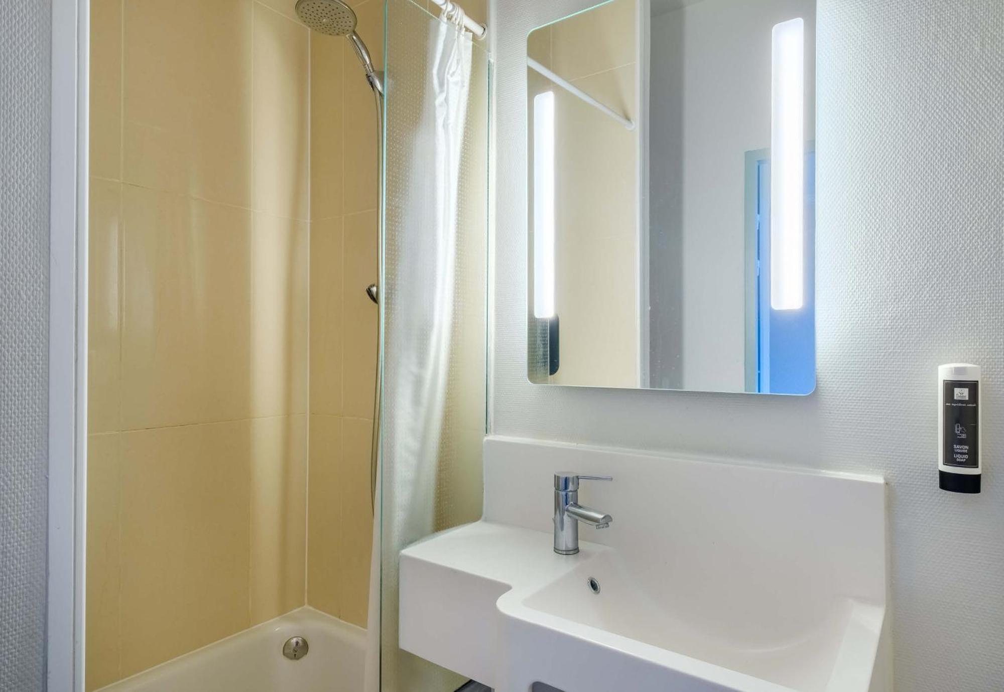 B&B Hotel Villeneuve Loubet Village Bagian luar foto