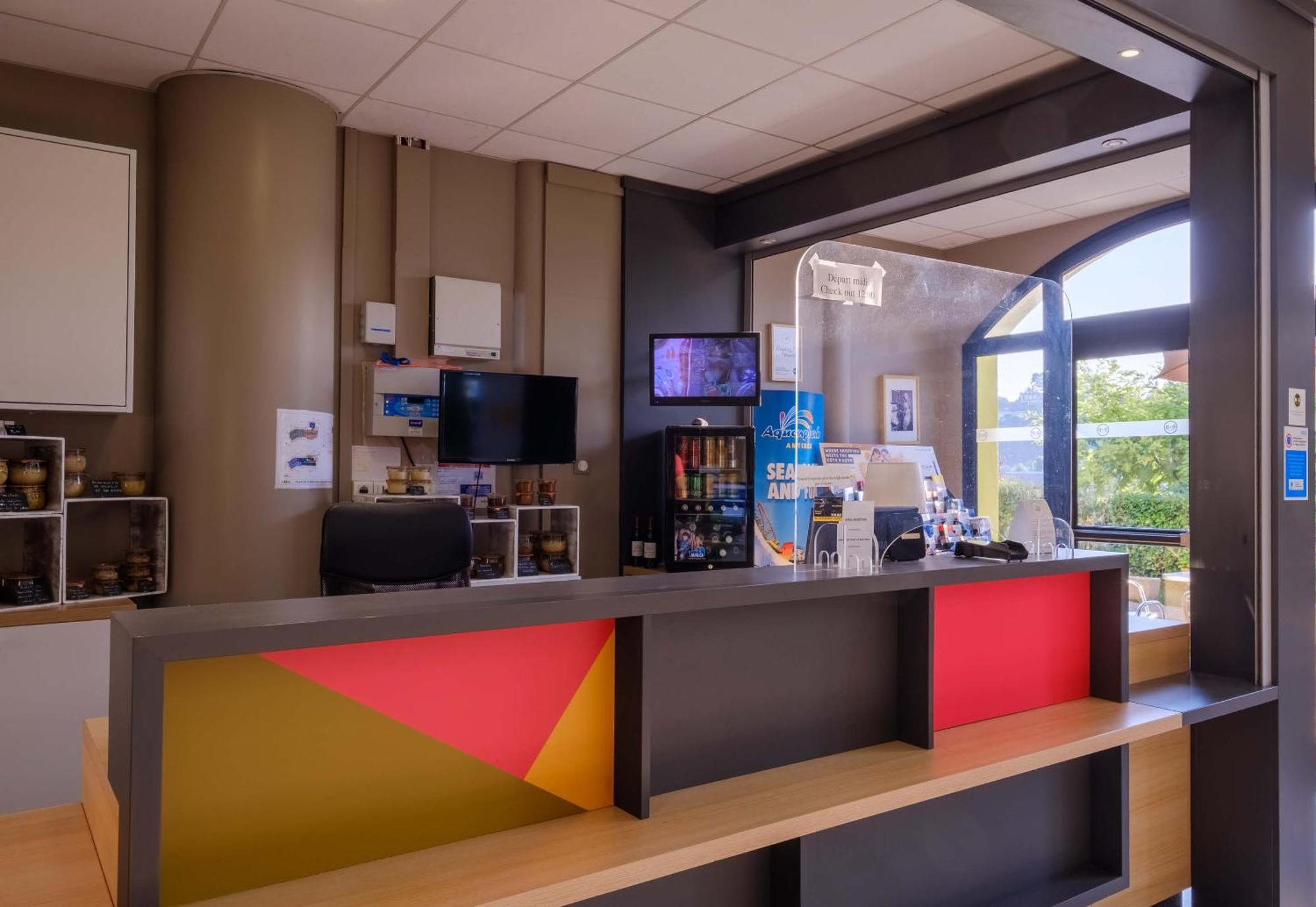 B&B Hotel Villeneuve Loubet Village Bagian luar foto
