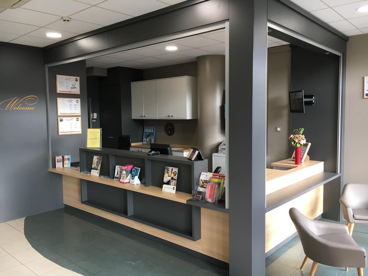 B&B Hotel Villeneuve Loubet Village Bagian luar foto