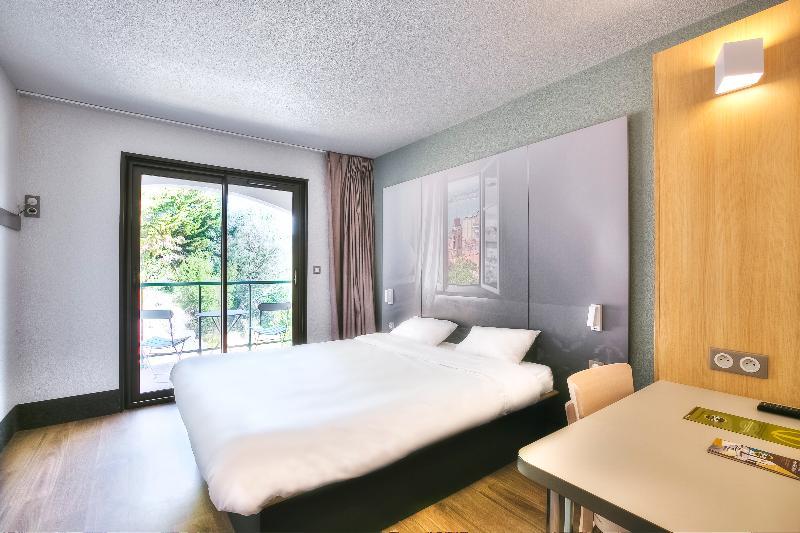 B&B Hotel Villeneuve Loubet Village Bagian luar foto
